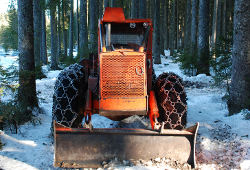 Gozdarski zgibni traktor