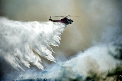 Gašenje gozdnega požara s helikopterjem