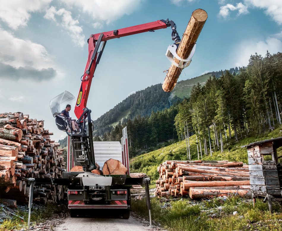 Dvigalo Palfinger na tovronjaku nalaga hlodovino