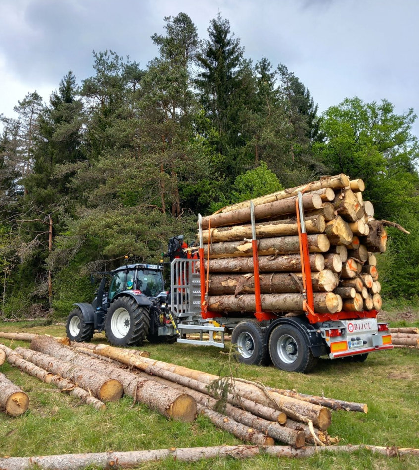 Traktorska gozdarska prikolica naložena z lesom