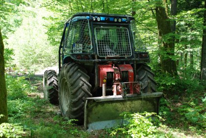 Prilagojen kmetijski traktor za delo v gozdu